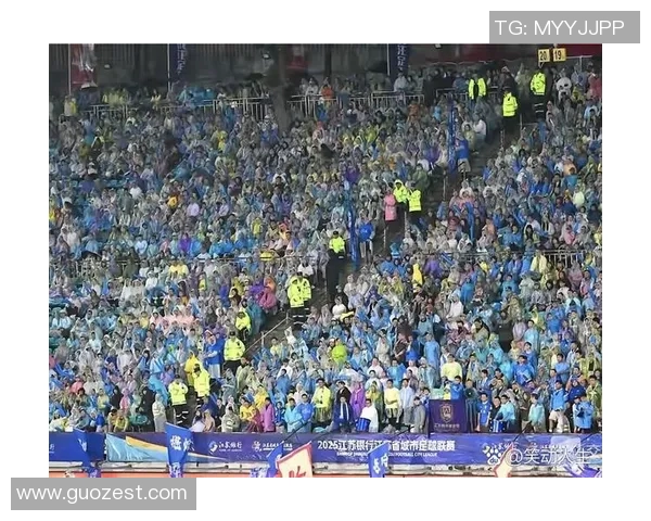 2022年足球明星抵达机场引发粉丝热潮现场气氛火爆令人难忘