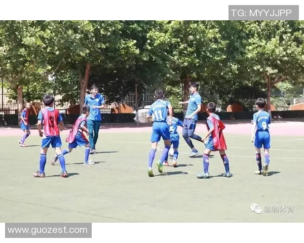 在课堂与球场之间闪耀的作业上的足球明星们