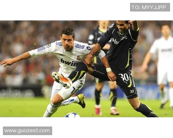 足球明星侧面雕刻艺术作品展现运动之美与激情的完美结合